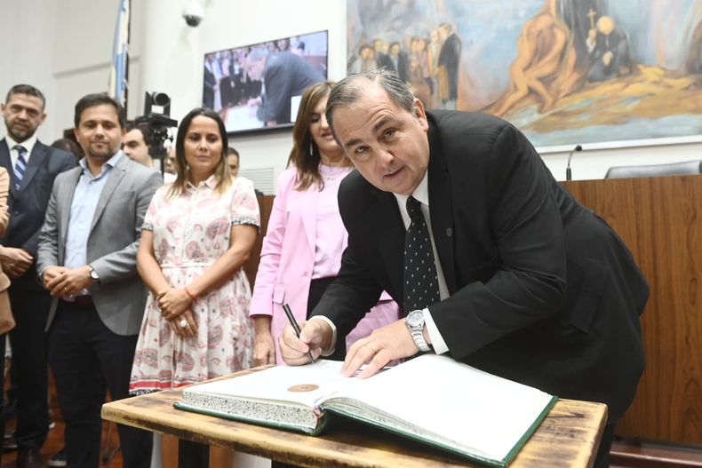 Juan Pablo Poletti recibe críticas de propios y extraños por la obra pública.