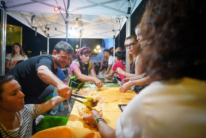 Juan Grabois sirve comida en la cena solidaria frente al Congreso