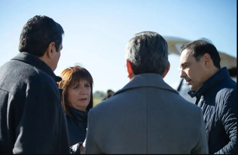 Gustavo Valdés recibió a Patricia Bullrich en el aeropuerto.&nbsp;