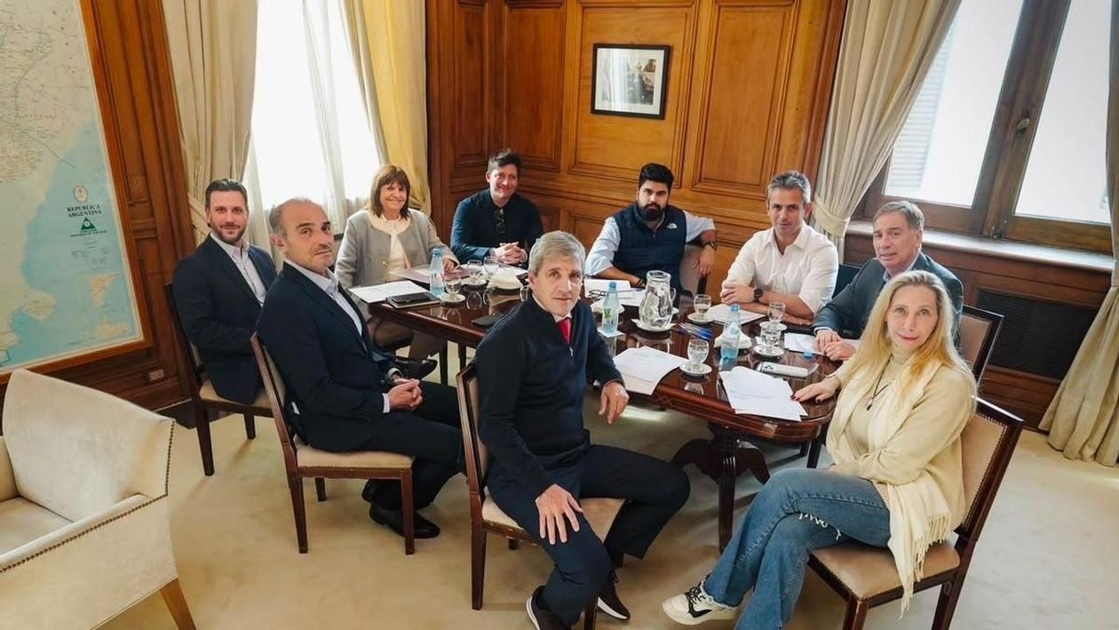 Karina Milei y la mesa política.