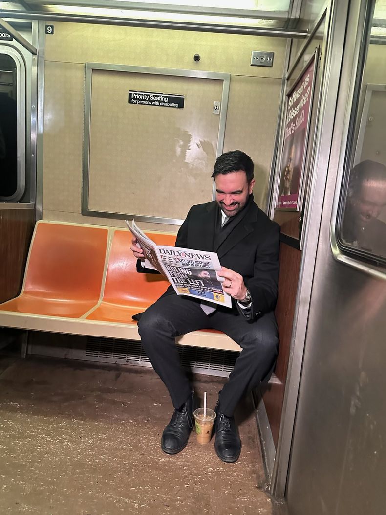 "Gobernando desde la izquierda", dice el titular del diario que Zohran Mamdani lee en el subte de Nueva York. (Foto: redes).