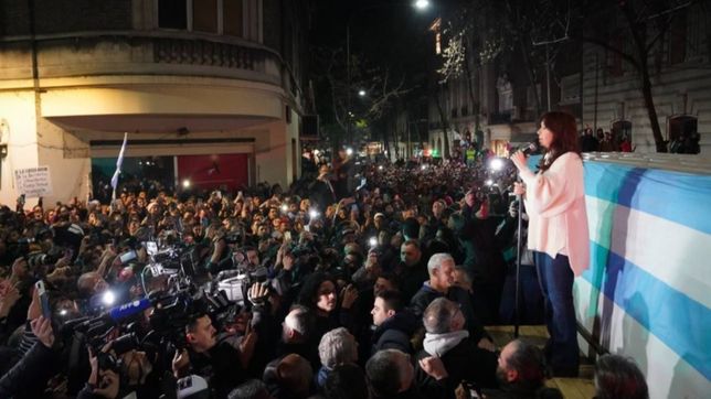 desde su balcon-tarima, cfk le echo nafta a la grieta en clave electoral