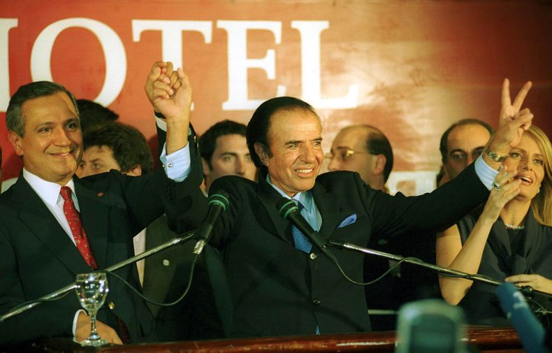 27 de abril de 2003. Carlos Menem en el Hotel Presidente su victoria en primera vuelta de las elecciones presidenciales.&nbsp;