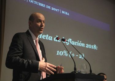 Munición gruesa: Sturzenegger vendió otros U$S212 M y bajó 14 centavos el dólar