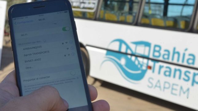 gay, buen alumno: el primero en cumplir con la ley de camaras en colectivos