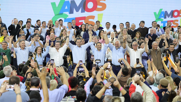 Gustavo Valdés y los candidatos de Vamos Corrientes.