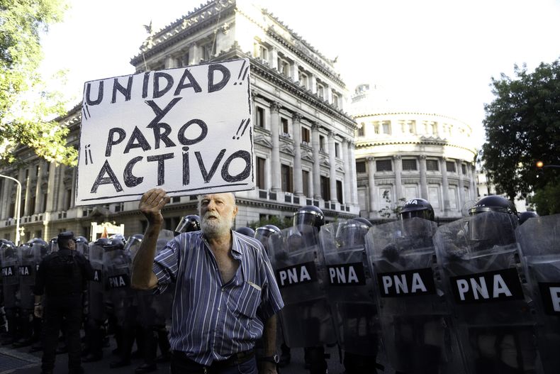 Un grupo de jubilados fue reprimido con golpes y gases por efectivos policiales en las inmediaciones del Congreso.