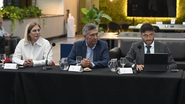 Mauricio Macri junto a Gisela Scaglia y Maximiliano Pullaro en su última visita a Rosario, en febrero de 2025.