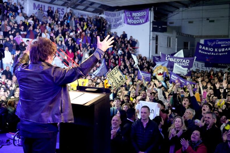 Javier Milei en acto político tradicional en La Plata, con eslogan a repetición: 