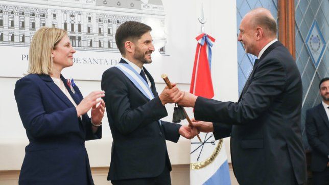 Maximiliano Pullaro y Omar Perotti, gobernadores actual y saliente de Santa Fe.
