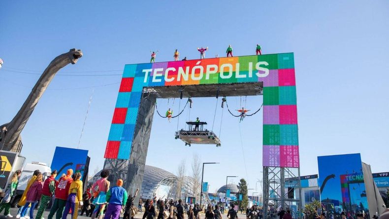 A través de DIRECTV y Torneos, van por la concesión de Tecnópolis.