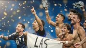 Los jugadores de la Selección con la bandera de Malvinas, un acto que descolocó al gobierno de Javier Milei.&nbsp;