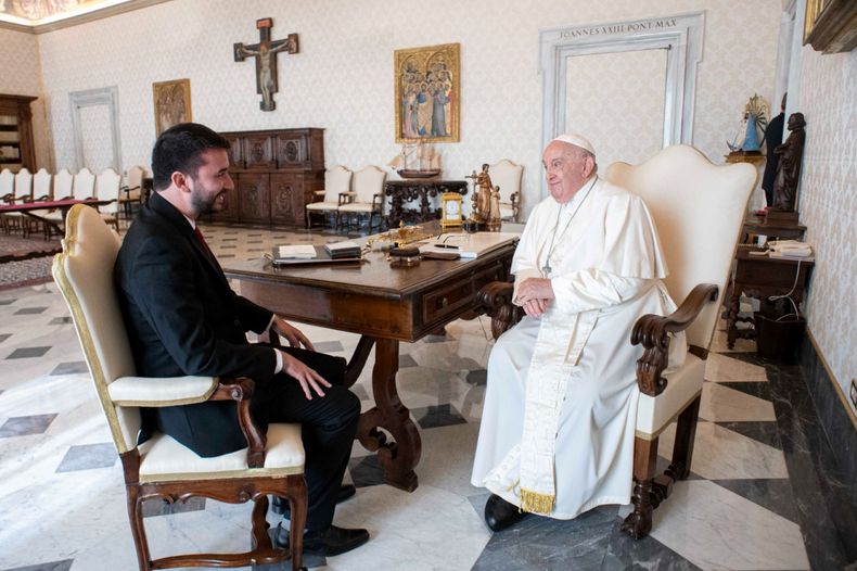 El secretario de Culto de Javier Milei con el papa Francisco