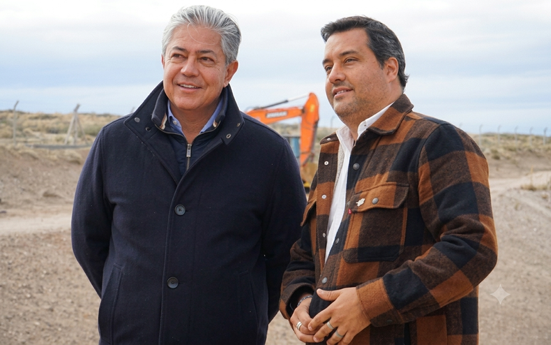 Rolando Figueroa y el intendente de Zapala, Carlos Koopmann.&nbsp;