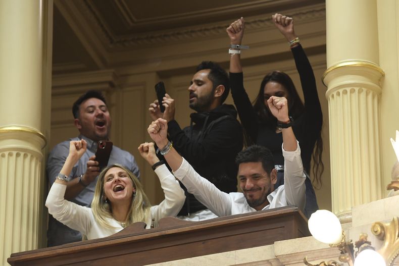 Radicales. Brouwer de Koning y Ferrer celebran la creación de la Universidad Nacional de Río Tercero.