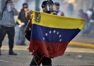 Un muerto y disturbios en la previa de un día inquietante para Maduro
