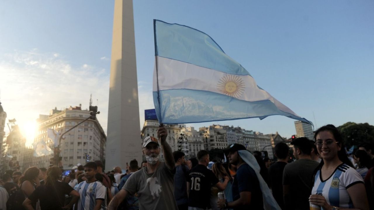 Todos Juntos colgados de la Scaloneta, que consigue camuflar la grieta