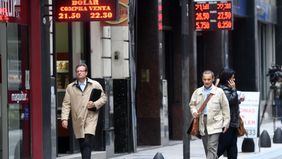 Los bancos salen a vender U$S 1.500 M, pero la divisa sube a $22,34
