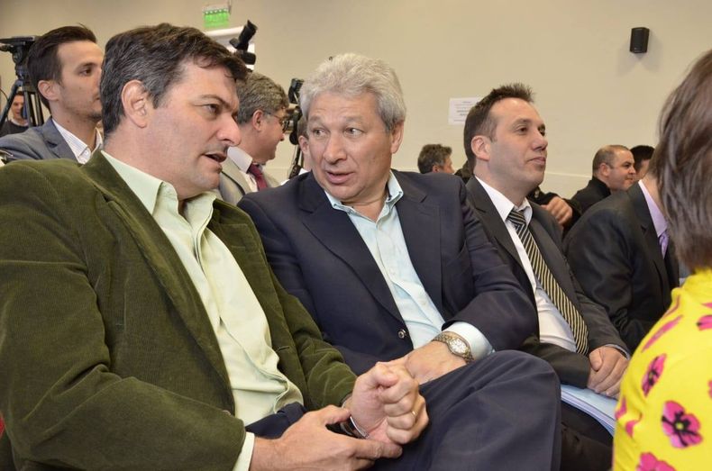 De traje verde José Minetto, director de Turismo municipal, cara visible de la lista opositora de la CPE. Conversa con Jorge Lezcano, referente de UPCN en La Pampa.