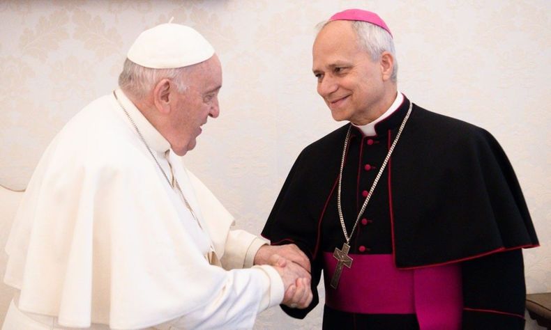 El papa Francisco con el obispo Robert Prevost