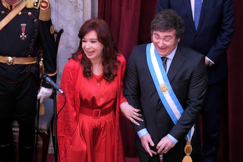 Cristina Fernández de Kirchner se ríe con Javier Milei en la asunción (Foto: NA)