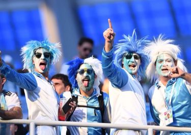 Compras comunitarias y campings, el ajuste de la hinchada argentina