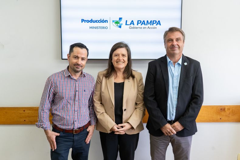 La otra foto-puente de la semana: la ministra de la Producci&oacute;n de La Pampa, Fernanda Gonz&aacute;lez, recibi&oacute; al nuevo vicepresidente del Servicio Nacional de Sanidad y Calidad Agroalimentaria (SENASA), N&eacute;stor Osacar.