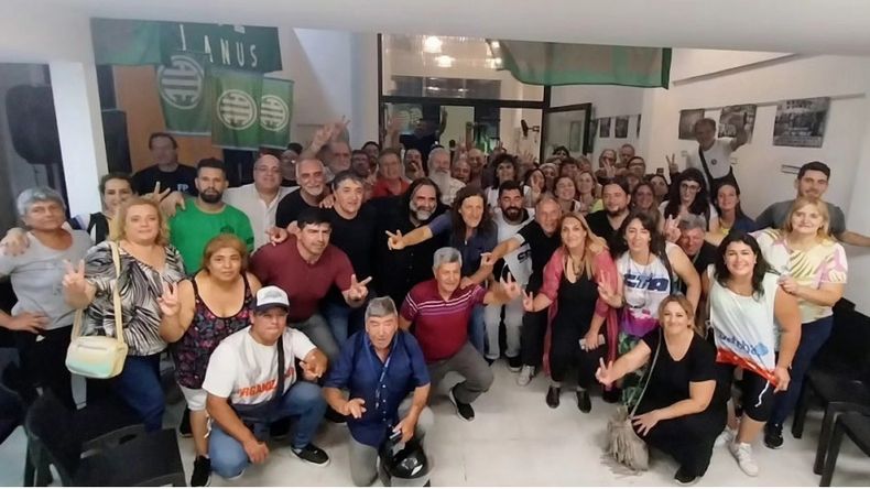 Que florezcan mil multisectoriales: Axel Kicillof agita la protesta sin sello partidario