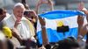 El papa Francisco y la bandera argentina en la plaza de San Pedro. El papa Francisco y la bandera argentina en la plaza de San Pedro.