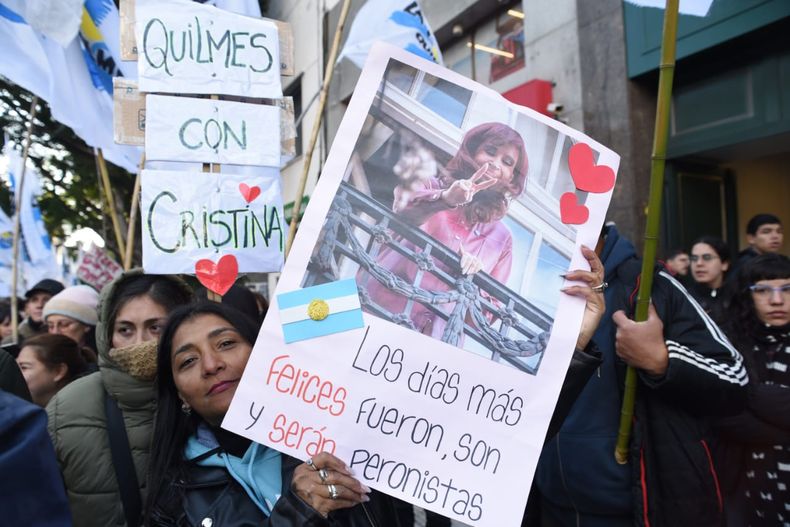 Una manifestante en la previa a la marcha a Plaza de Mayo en respaldo a CFK.