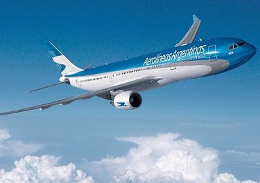 Fernández avala las suspensiones y podas salariales que negocia Aerolíneas