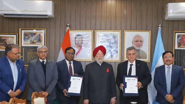 Horacio Marín, CEO de YPF, firmó el Memorándum de Entendimiento para exportar GNL a la India.