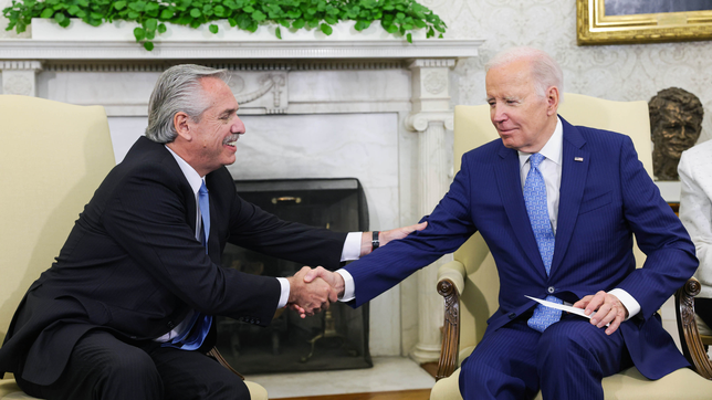 Biden le construye a Fernández un puente de dólares para pasar el año electoral