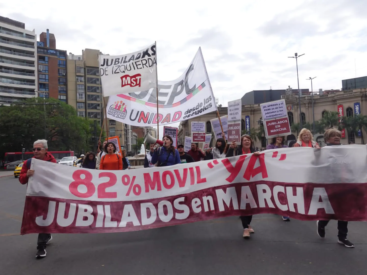 Jubilados docentes reclaman el restablecimiento del 82 por ciento móvil.