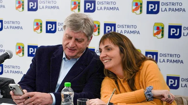 El gobernador de La Pampa y presidente del PJ junto a la jefa de La Cámpora y vice del PJ, Luchy Alonso, mano derecha de CFK en el Senado.