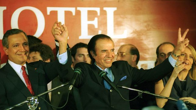 27 de abril de 2003. Carlos Menem en el Hotel Presidente su victoria en primera vuelta de las elecciones presidenciales. 
