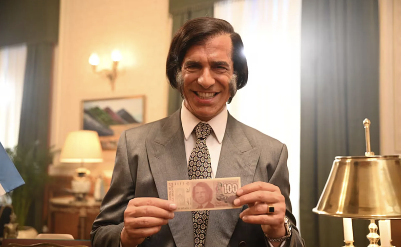 Leonardo Sbaraglia en la piel del expresidente Carlos Menem en la biopic de Amazon Prime