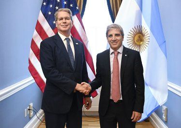 Toto Caputo y Scott Bessent vuelven a ilusionar al mercado, hasta el martes.  Toto Caputo y Scott Bessent vuelven a ilusionar al mercado, hasta el martes.