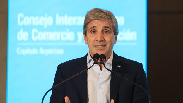 Toto Caputo. Paritarias con techo, Ganancias a media altura y los dólares del colchón.