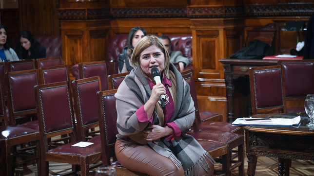 La senadora Clara Vega en la comisión de Presupuesto