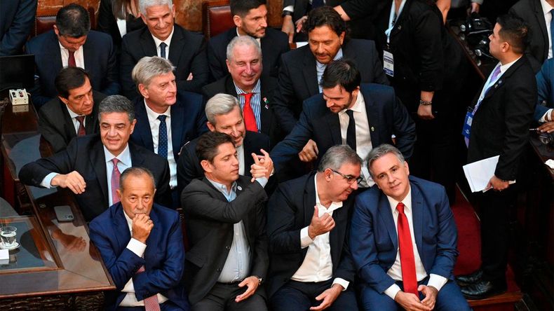 Maximiliano Pullaro y sus pares, en el Congreso.