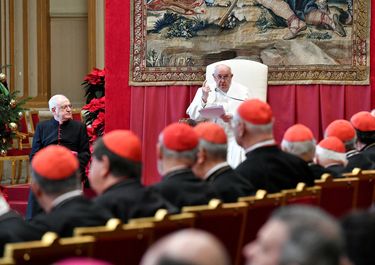 El papa Francisco, con cardenales de la Curia romana