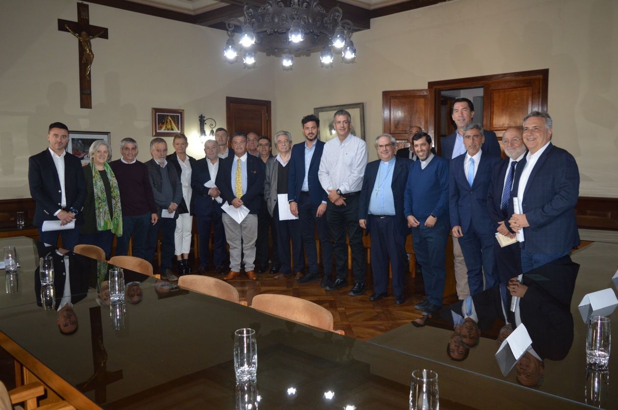 El obispo cordobés Ángel Rossi con candidatos provinciales