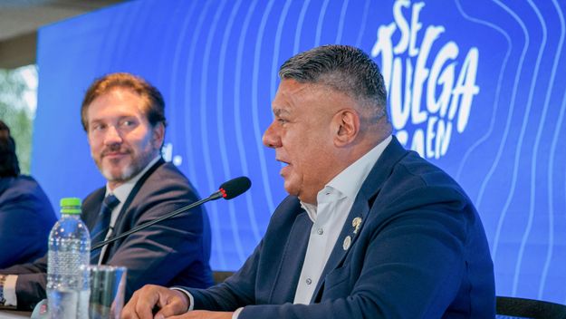El Chiqui Tapia con Alejandro Domínguez en rueda de prensa