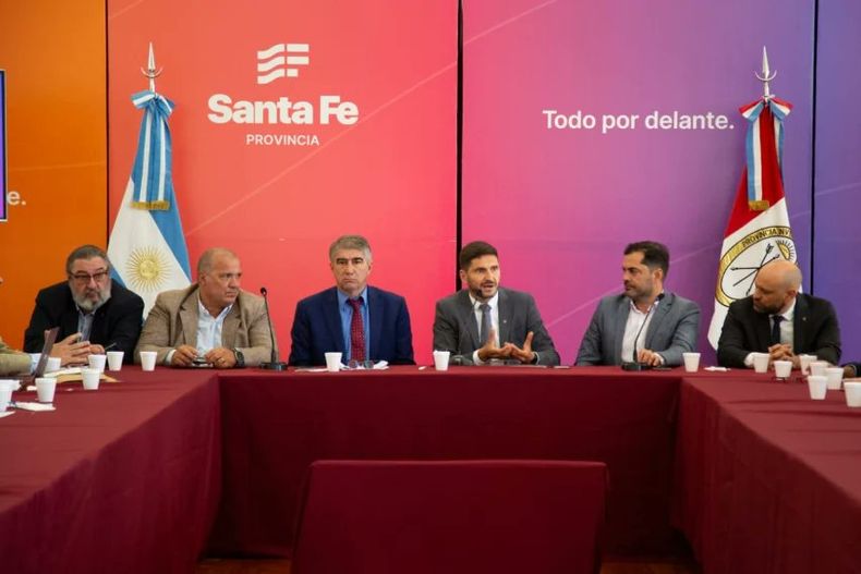 Julián Galdeano y Fabián Bastía, segundo y tercero desde la izquierda, operadores de los temas áridos para el gobierno.