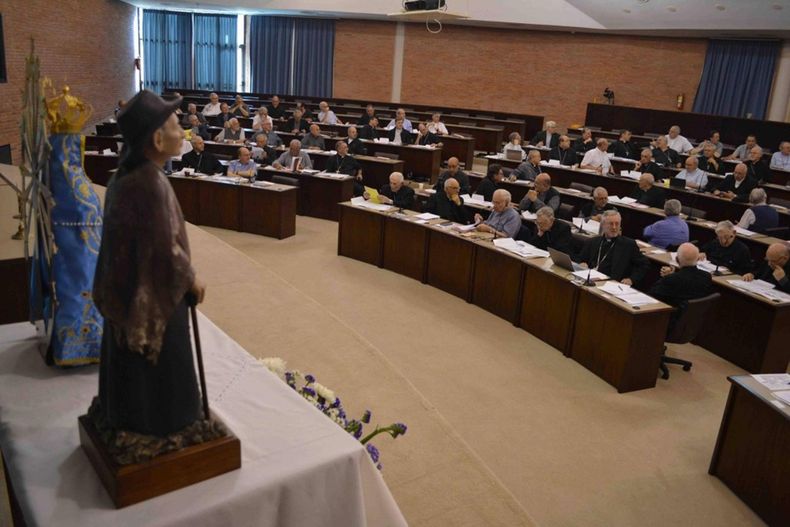 Los obispos participan de una asamblea plenaria en La Montonera de Pilar.