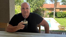 Julián Galdeano, disfrutando del patio de su casa ubicada en la localidad santafesina de Funes
