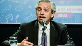 Fieles y no tanto: la tribuna del Presidente en el contraacto en Santa Fe