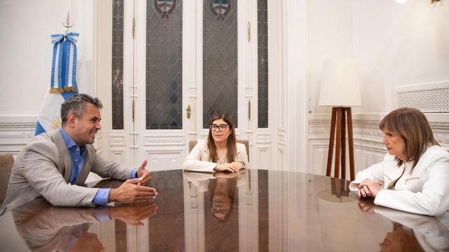 Verónica Razzini junto a Patricia Bullrich y Martín Menem en el Congreso para anunciar su ingreso a La Libertad Avanza.