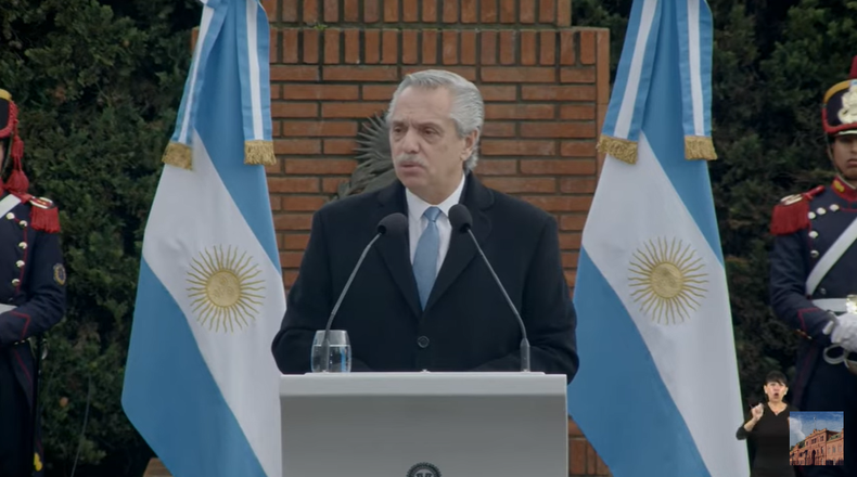 El presidente Alberto Fernández encabezó una acto por el Día de la Bandera en Olvios